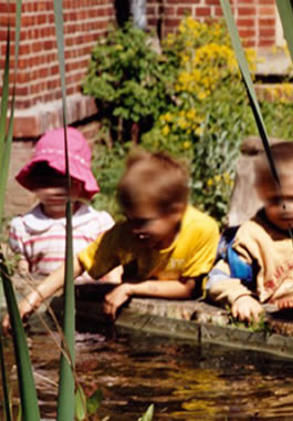 Kinder spielen am Wasser
