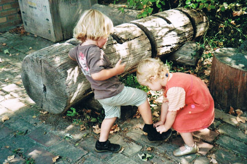 Kinder spielen zusammen